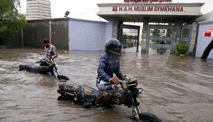 کراچی: موسلادھار بارش، سڑکیں تالاب، درخت و پول گرگئے