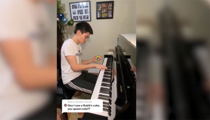 امریکا: پیانوبجاتے ہوئے ریوبک کیوب حل کرنے کا شاندار مظاہرہ