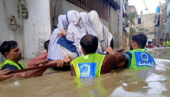کراچی میں بارش: مدرسہ میں پھنسی طالبات کو الخدمت کے رضاکاروں نے ریسکیو کیا