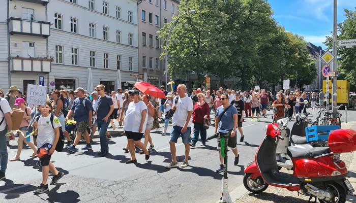 جرمنی: کورونا پابندیوں سے آزادی کے حق میں ہزاروں افراد کا مارچ