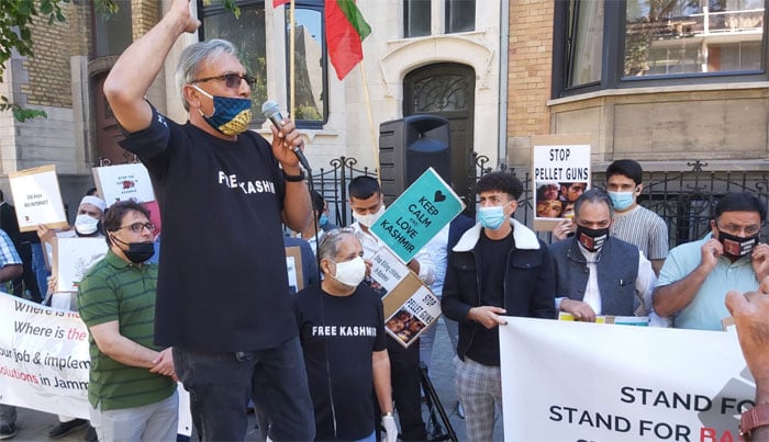 مقبوضہ کشمیر: فوجی لاک ڈاؤن کا ایک سال، برسلز میں بھارتی سفارتخانہ کے سامنے مظاہرہ