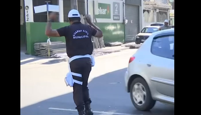 برازیل: رقص کرتے ہوئے ٹریفک کنٹرول کرنے کا منفرد انداز