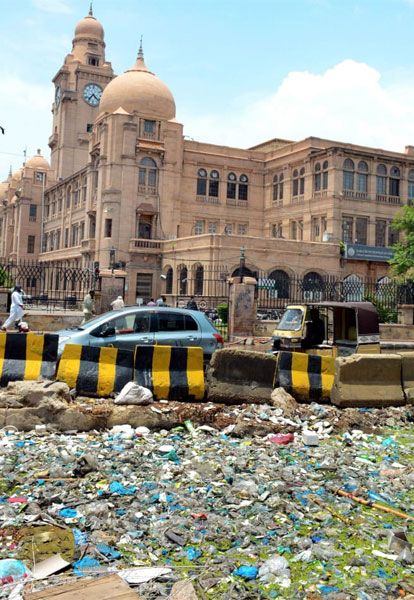 کراچی: مختلف علاقوں میں تاحال پانی جمع، حادثات میں 9 جاں بحق