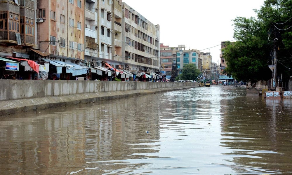کراچی: مختلف علاقوں میں تاحال پانی جمع، حادثات میں 9 جاں بحق