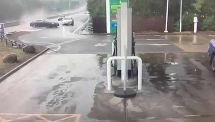 بارش نے کار ڈرائیور کو مشکل میں ڈال دیا