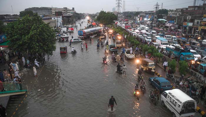 کراچی: بارش کے بعد سیلابی ریلے، نالے ابل گئے