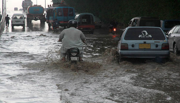 کراچی میں وقفے وقفے سے بارش جاری