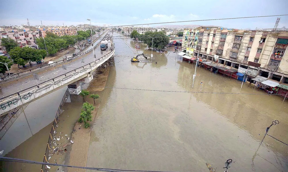 کراچی: تیز بارش تھم گئی، سڑکیں تالاب بن گئیں