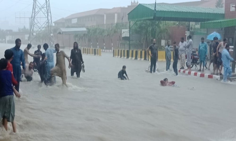 Heavy rains in Karachi, roads turned into ponds