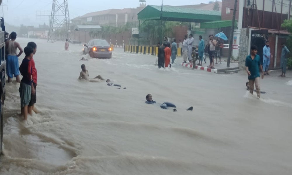 Heavy rains in Karachi, roads turned into ponds