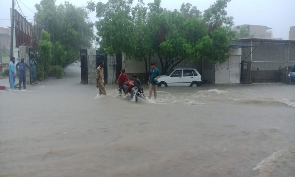 Heavy rains in Karachi, roads turned into ponds