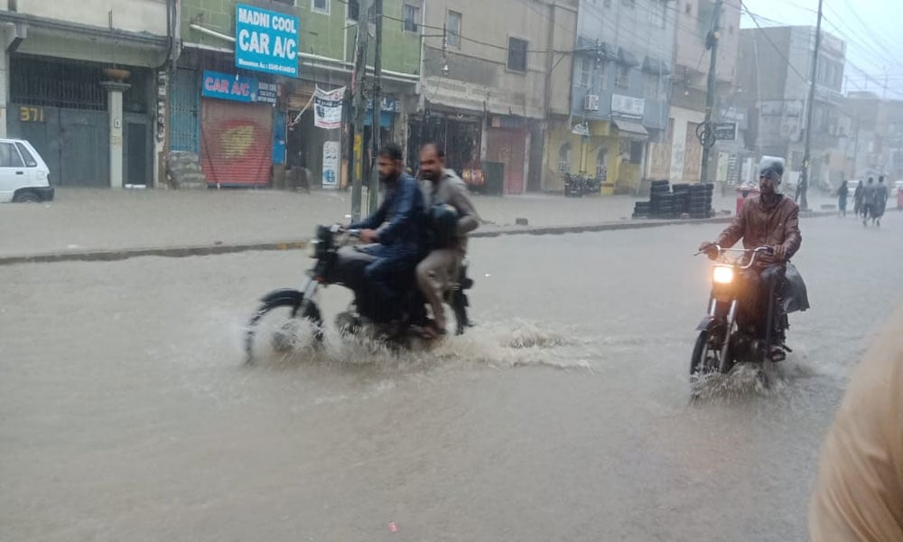 Heavy rains in Karachi, roads turned into ponds