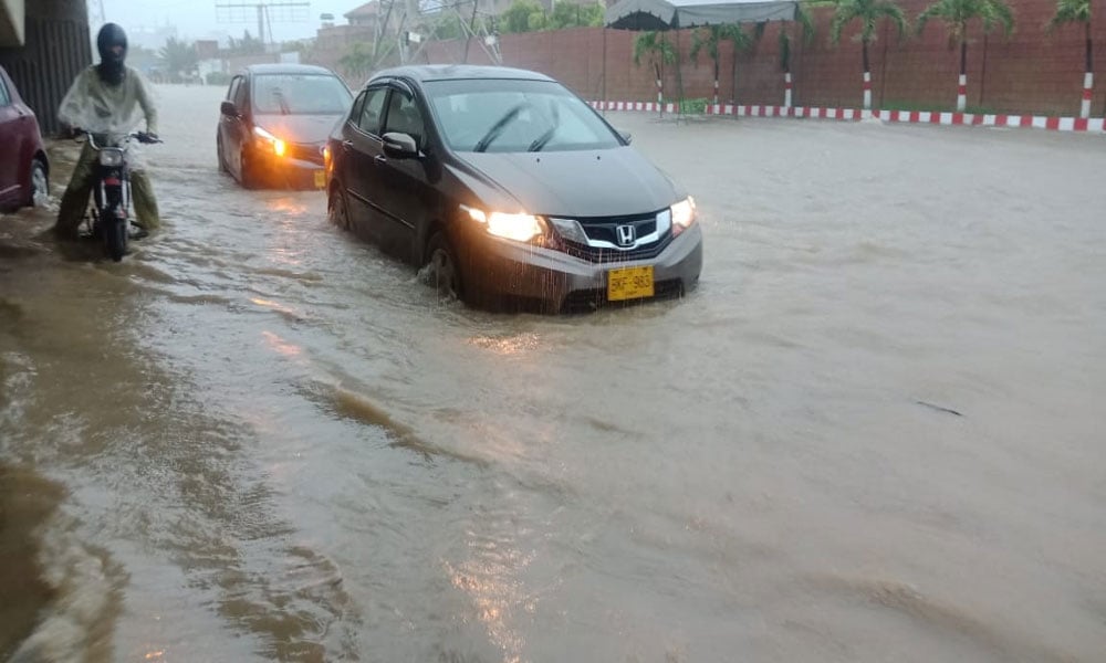 Heavy rains in Karachi, roads turned into ponds