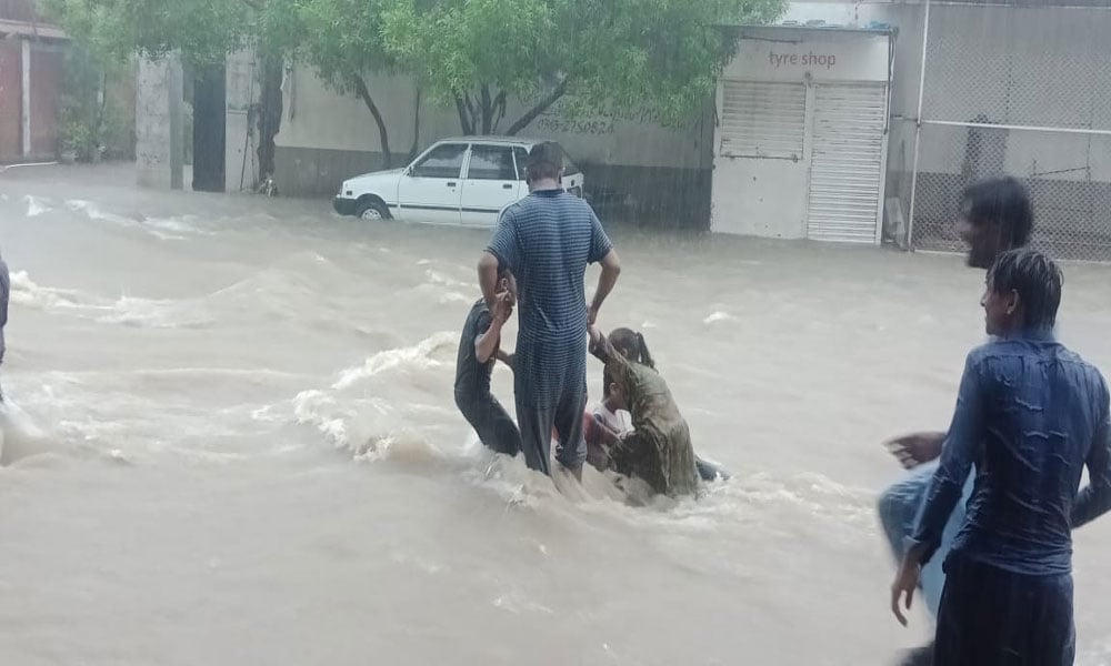 Heavy rains in Karachi, roads turned into ponds