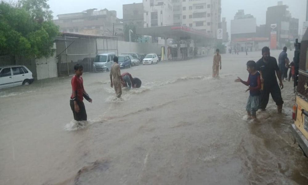 Heavy rains in Karachi, roads turned into ponds