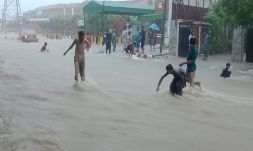 Heavy rains in Karachi, roads turned into ponds