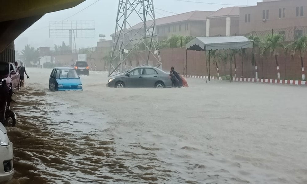 Heavy rains in Karachi, roads turned into ponds