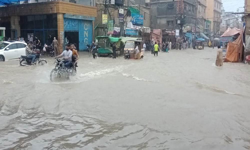 Heavy rains in Karachi, roads turned into ponds