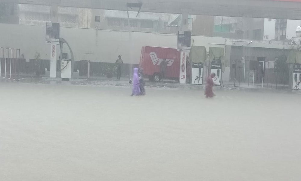 Heavy rains in Karachi, roads turned into ponds