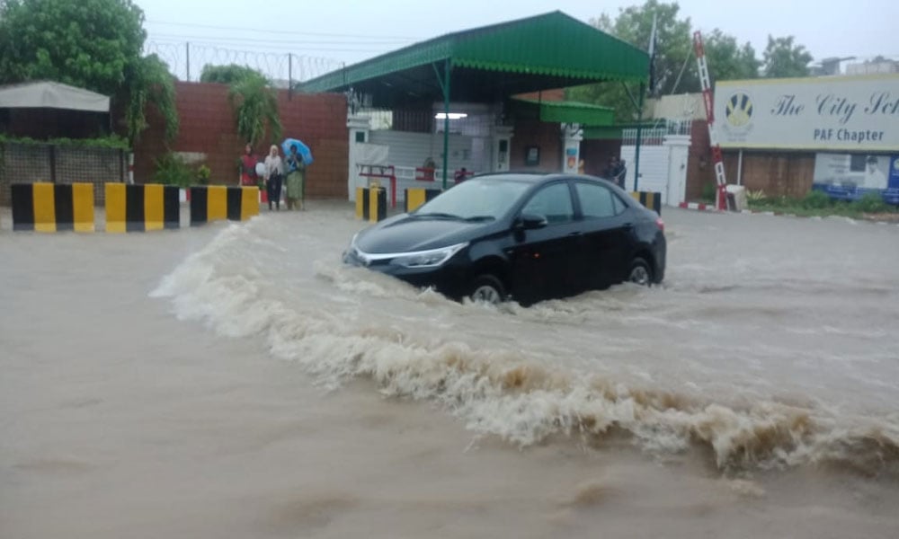 Heavy rains in Karachi, roads turned into ponds