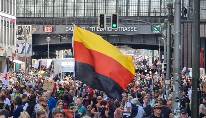 ’کورونا وائرس آمریت ختم کرو‘ جرمنی میں کورونا وائرس کی پابنديوں کے خلاف احتجاجی مظاہرے