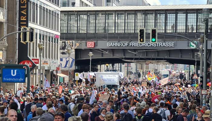 ’کورونا وائرس آمریت ختم کرو‘ جرمنی میں کورونا وائرس کی پابنديوں کے خلاف احتجاجی مظاہرے