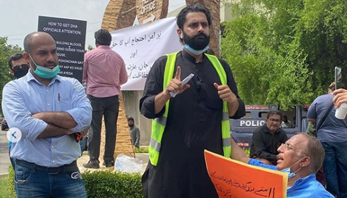 ثروت گیلانی بھی ڈی ایچ اے احتجاج کا حصہ بن گئیں