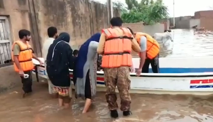 خوشاب: پاک فوج سیلاب متاثرہ علاقوں میں ریسکیو آپریشن کیلئے پہنچ گئی،آئی ایس پی آر