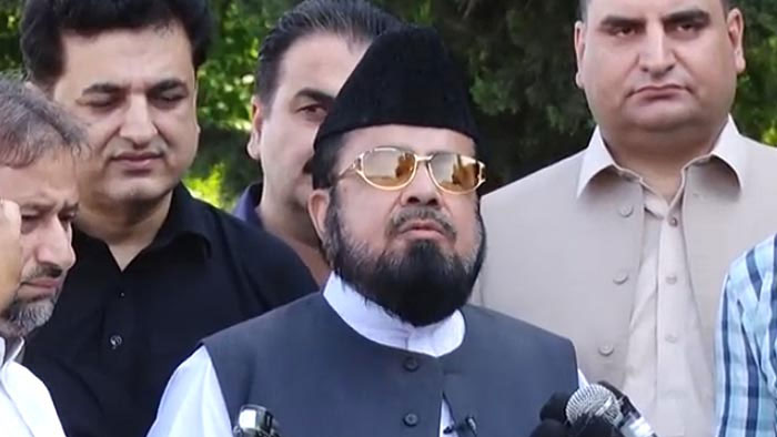  غیر ملکی خاتون کے ساتھ ویڈیو وائرل ، مفتی قوی نے جعلی قرار دیا 