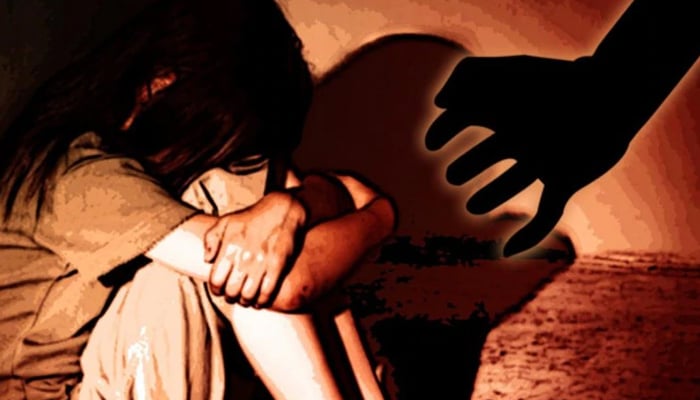 جہلم: 6سالہ بچی سے زیادتی کی کوشش، گھروالوں نے استاد کو پکڑلیا