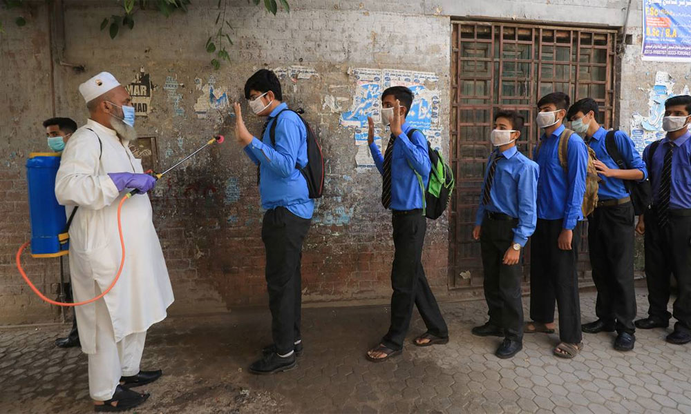 پشاور: طلباء کو پہلے دن کچھ تعلیمی اداروں سے واپس بھیج دیا گیا