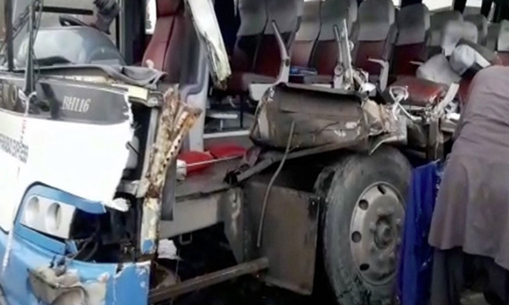 انڈس ہائی وے پرمسافر کوچ حادثے کا شکار، 25 مسافر زخمی