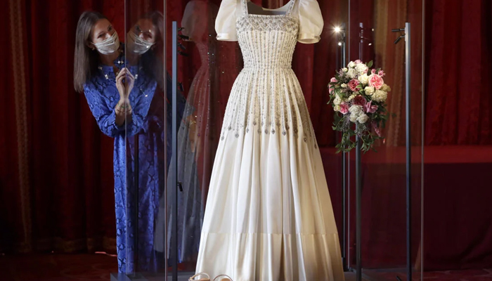 شہزادی بیٹرس کی شادی کا لباس نمائش کیلئے پیش 