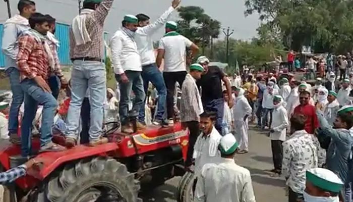 نئے زرعی بلز کیخلاف بھارت میں کسانوں کا احتجاج، ریل سروس روک دی