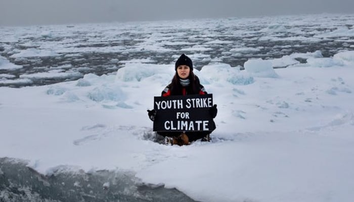 قطب شمالی کی برف میں لڑکی کا احتجاج کس لیے؟