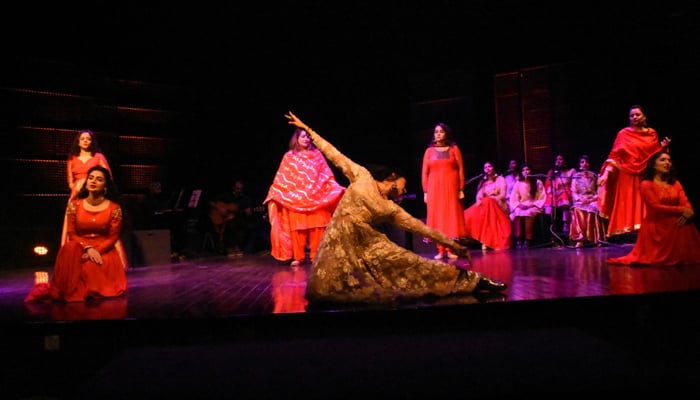 کراچی تھیٹر فیسٹیول 2020 کا دوسرا روز، ’لیڈیز ٹیلر‘ پیش 