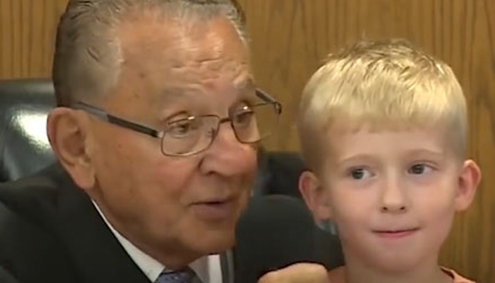 امریکی عدالت میں 5 سالہ بچے نے باپ کو سزا سنادی