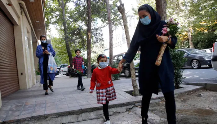 ایران میں کورونا کیسز بڑھنے کے بعد اسپتالوں میں جگہ کم پڑگئی