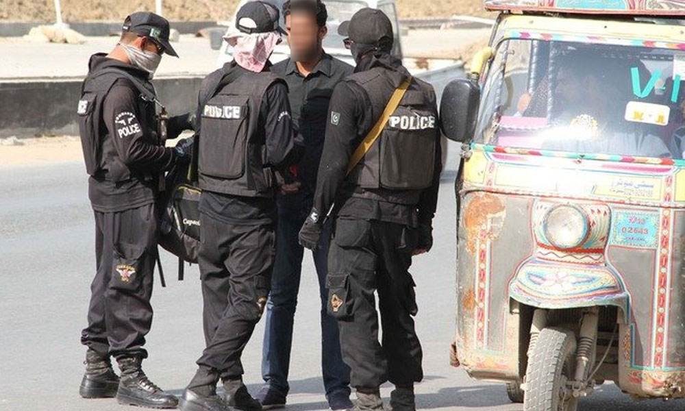 کراچی: مصروف شاہراہ پر پولیس مقابلہ
