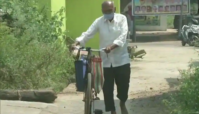 سائیکل پر سفر کرکے غریبوں کا مفت علاج کرنیوالا 87 سالہ بھارتی ڈاکٹر
