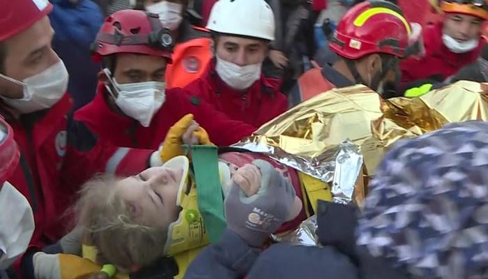 ترکی زلزلہ، ملبے سے 3 سالہ بچی 65 گھنٹے کے بعد زندہ نکال لی گئی