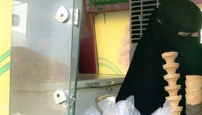 سعودی خاتون کی آئسکریم فروخت کرنے پر حوصلہ افزائی