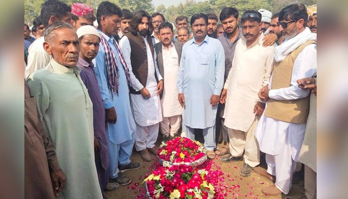لاہور، کسانوں کے دھرنے میں جانبحق ہونے والے ضلع وہاڑی کے فنانس سیکرٹری کی نماز جنازہ ادا