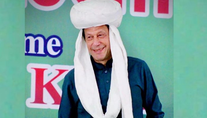 عمران خان کی بلوچ پگڑی میں تصویر مقبول