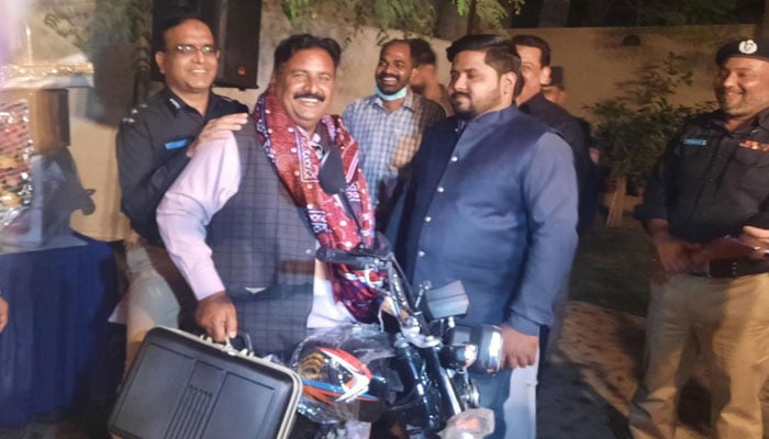 اے ایس آئی محمد بخش کیلئے ویسٹ زون کی تقریب، 13 لاکھ کے کیش انعامات