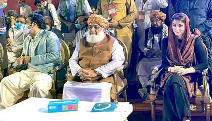 پی ڈی ایم نے پشاور میں پنڈال سجالیا