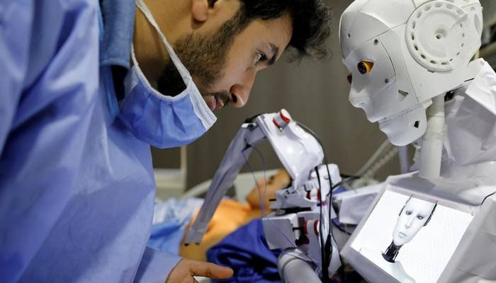 کورونا:مریض چیک کرنیوالا روبوٹ،وائرس منتقلی کا خطرہ کم ہو گیا