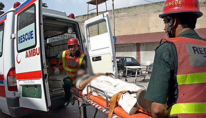 نوشہرہ: کوچ اور ٹریلر میں تصادم، 6 مسافر جاں بحق