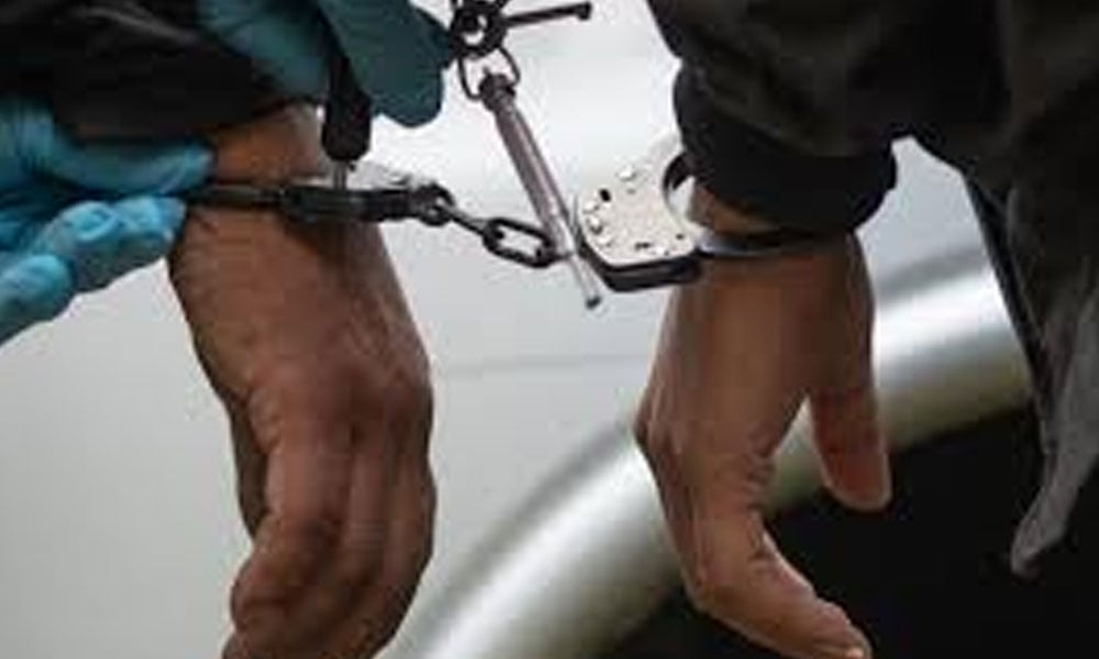 جیکب آباد، پولیس اہلکار کے قتل میں ملوث خاتون سمیت 2 ملزمان گرفتار