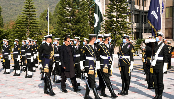وزیراعظم عمران خان کا دورہ نیول ہیڈکوارٹرز، آپریشنل تیاریوں پر اظہار اطمینان